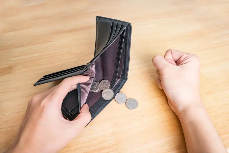 为啥大部分人都没钱？这原因可不少。先说消费，现在物价飞涨，房租、物价都在涨，工资