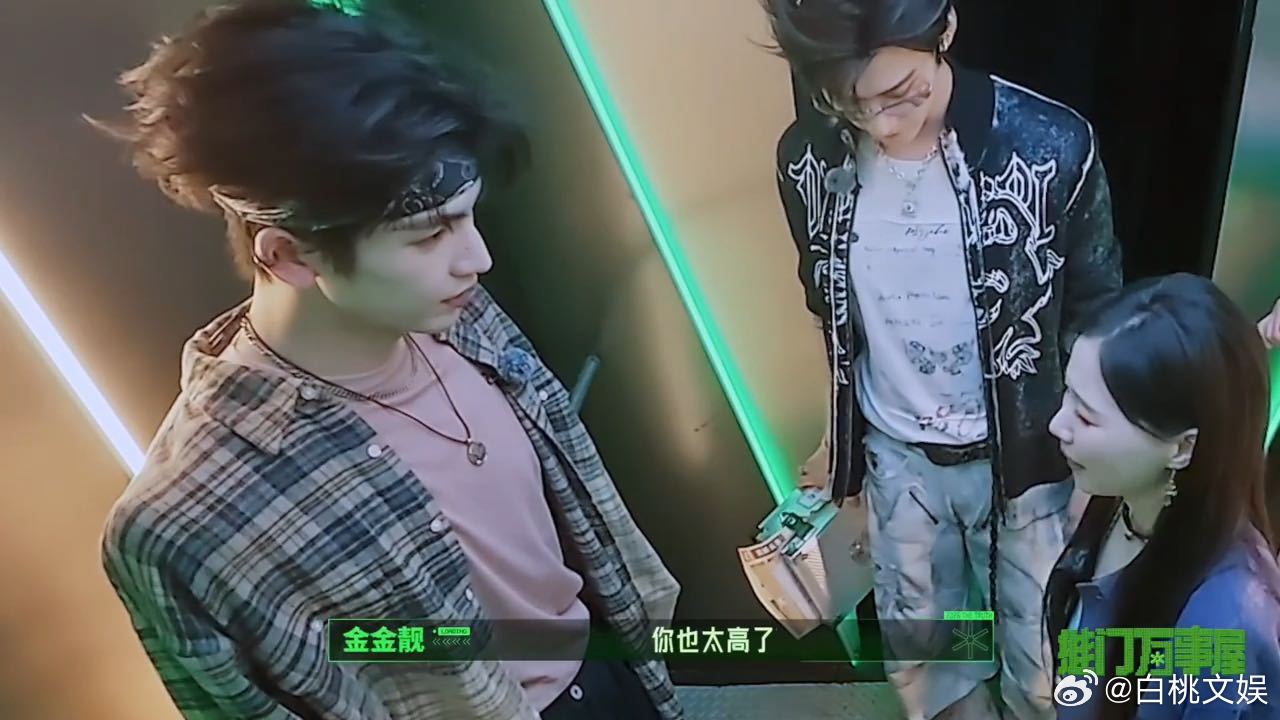 张凌赫睡酒店脚露外面这细节太有画面了，章若楠一听居然想的是"那还能蹿吗"而不是"
