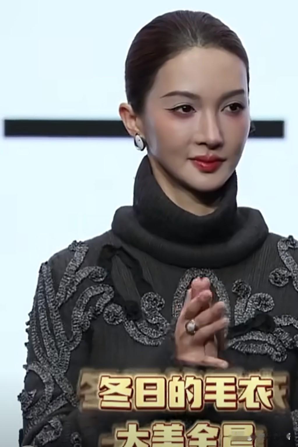 看了一下金晨的视频不得了
这个女人对自己真狠
这嘴巴歪成这样了看着就不舒服
脸也