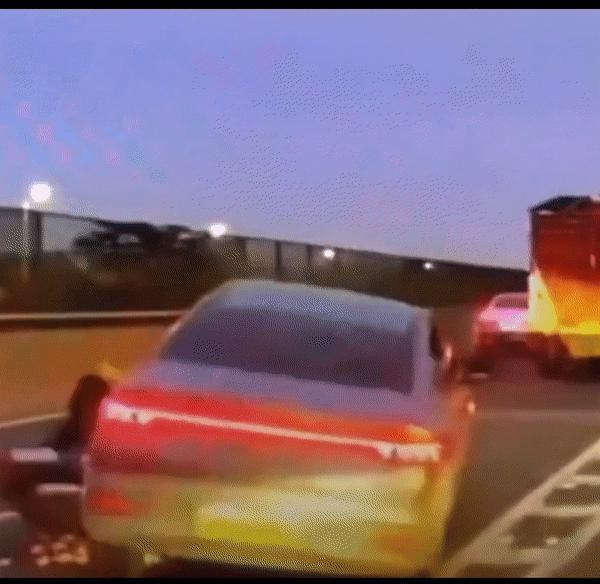 二轮挑战四轮，最终四轮获胜！车流滚滚的高速公路上，一辆摩托车不知何故，快速追上一