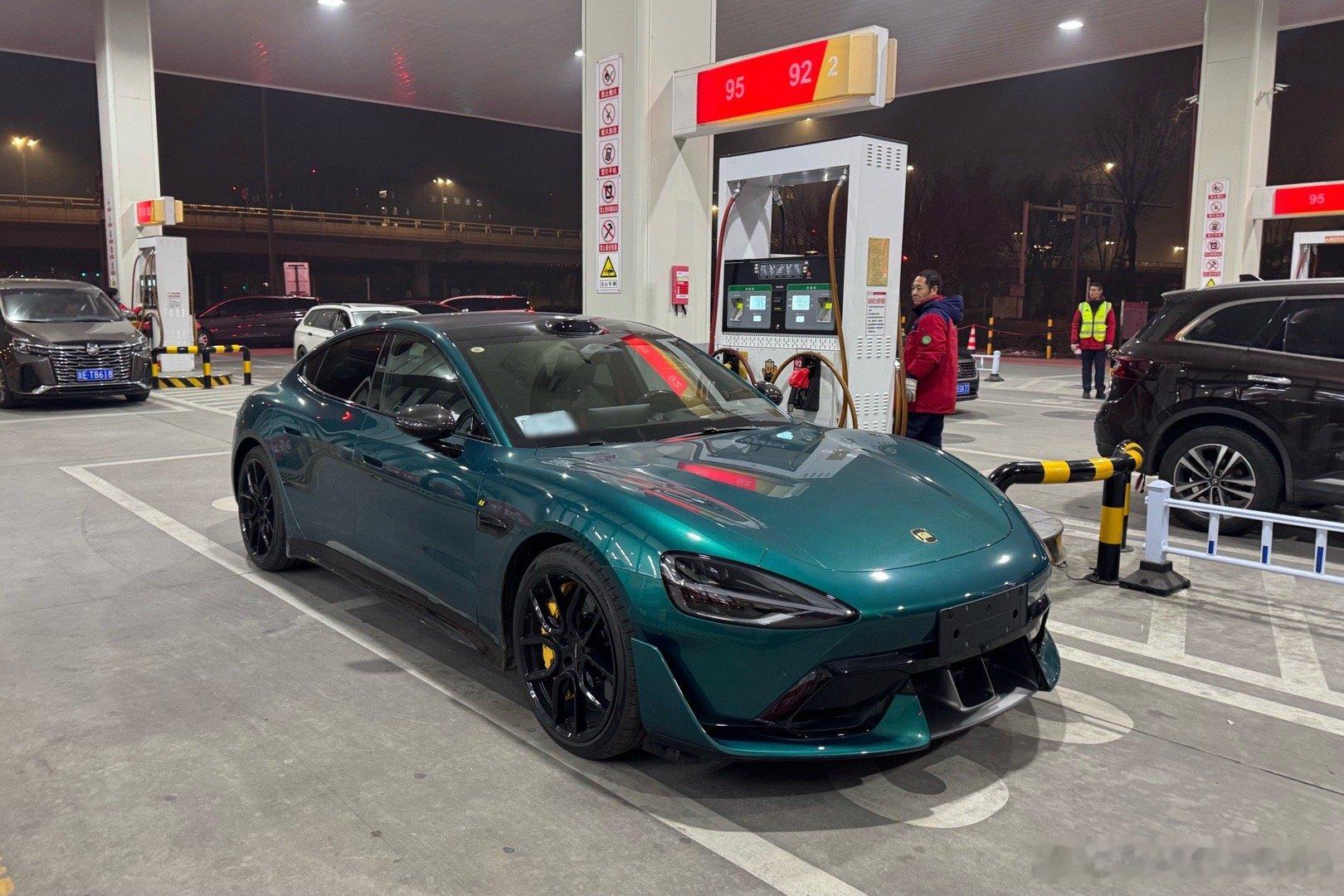 哥们习惯性摁开盖儿问：“9几？”大哥我买水，加不了油…凯文聊车