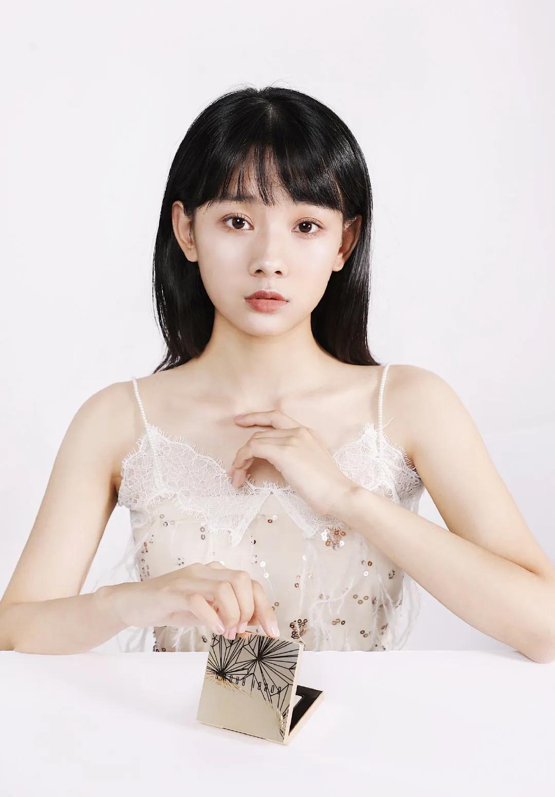 素衣轻舞，粉妆淡抹。
我挺挑剔的，以前一直以为我只吃成熟那种浓颜，结果看到鲁照华