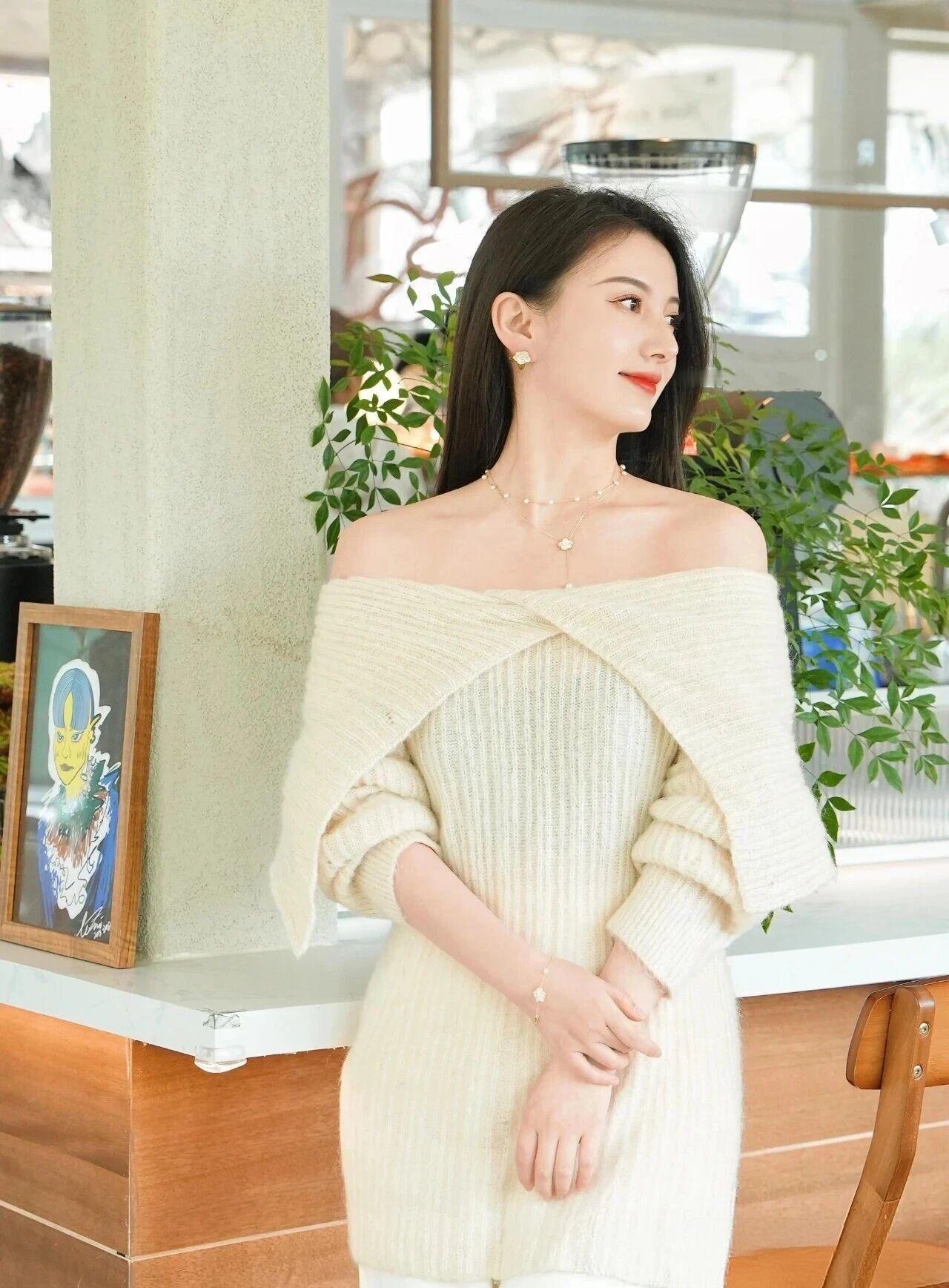 晒图笔记大赛你这身造型简直是美到让时间都停下脚步！一袭米白针织露肩裙，如月光织就