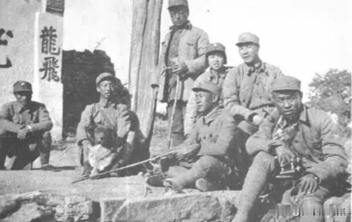 1940年3月，时任晋察冀军区第一军分区司令员杨成武（右二）在狼牙山棋盘坨指挥所