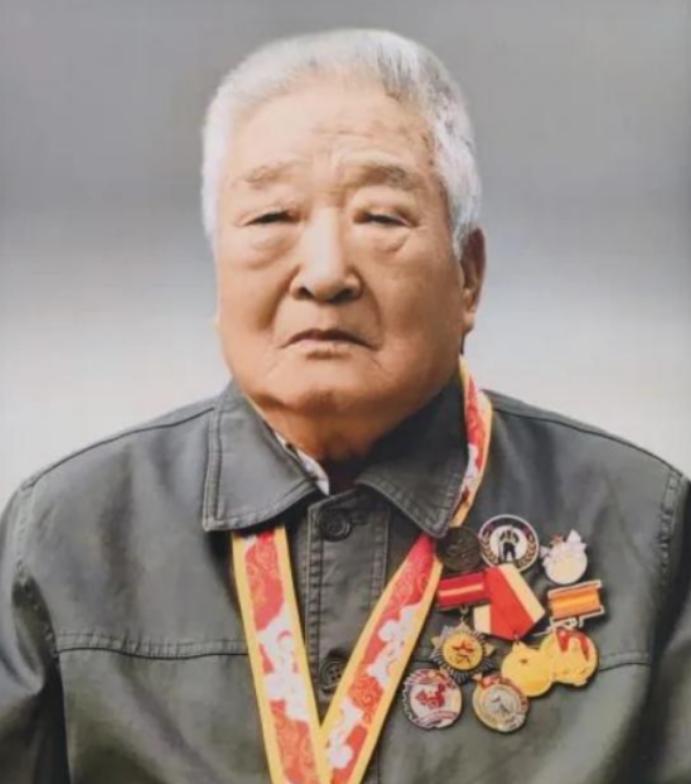 泪目了！云南一 96 岁退休教师去世，学校翻找资料才发现：这个老教师居然获得过 