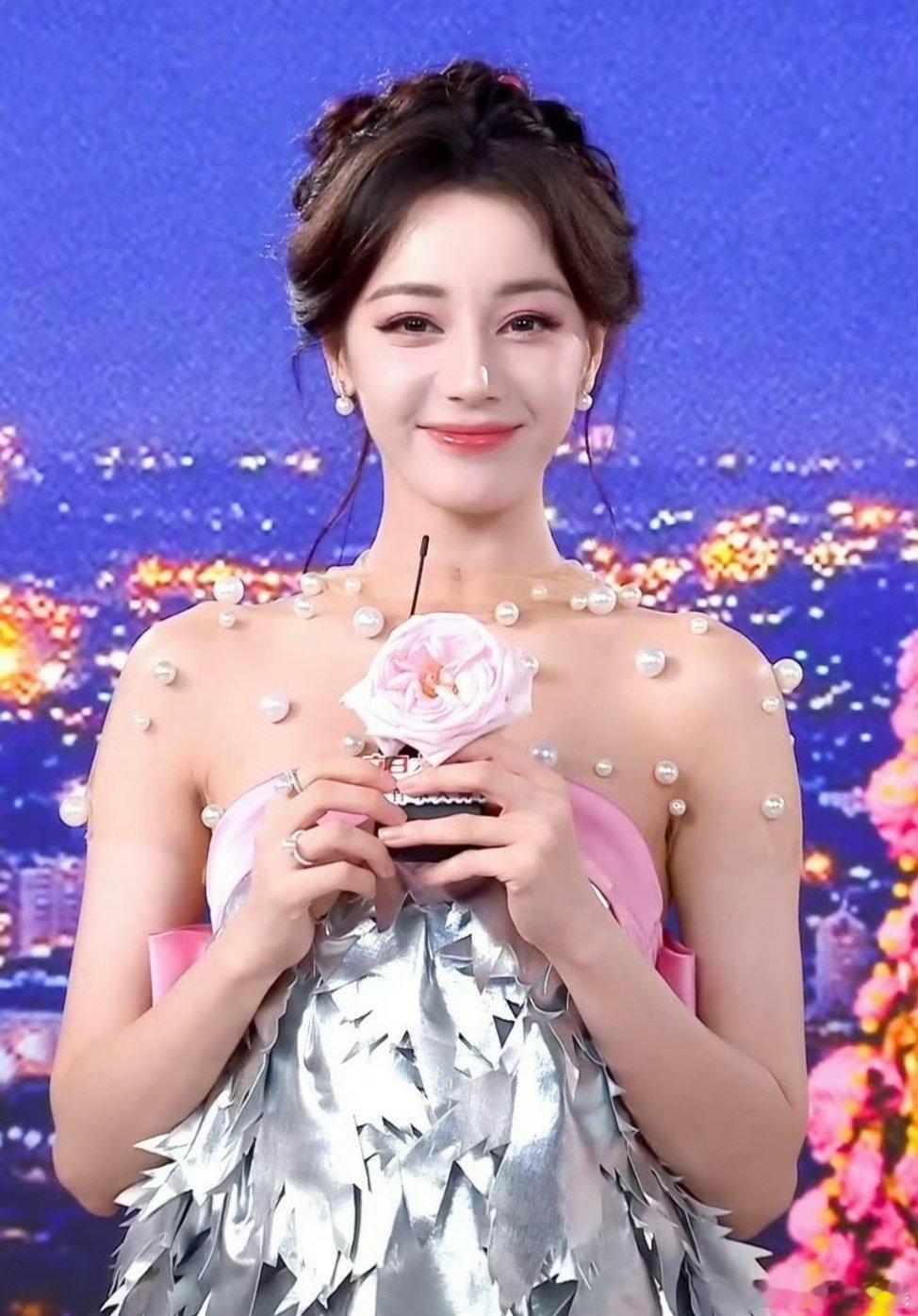 #迪丽热巴珍珠高定#这珍珠高定好美！迪丽热巴不愧是新疆美女，这美女的气质与众不同