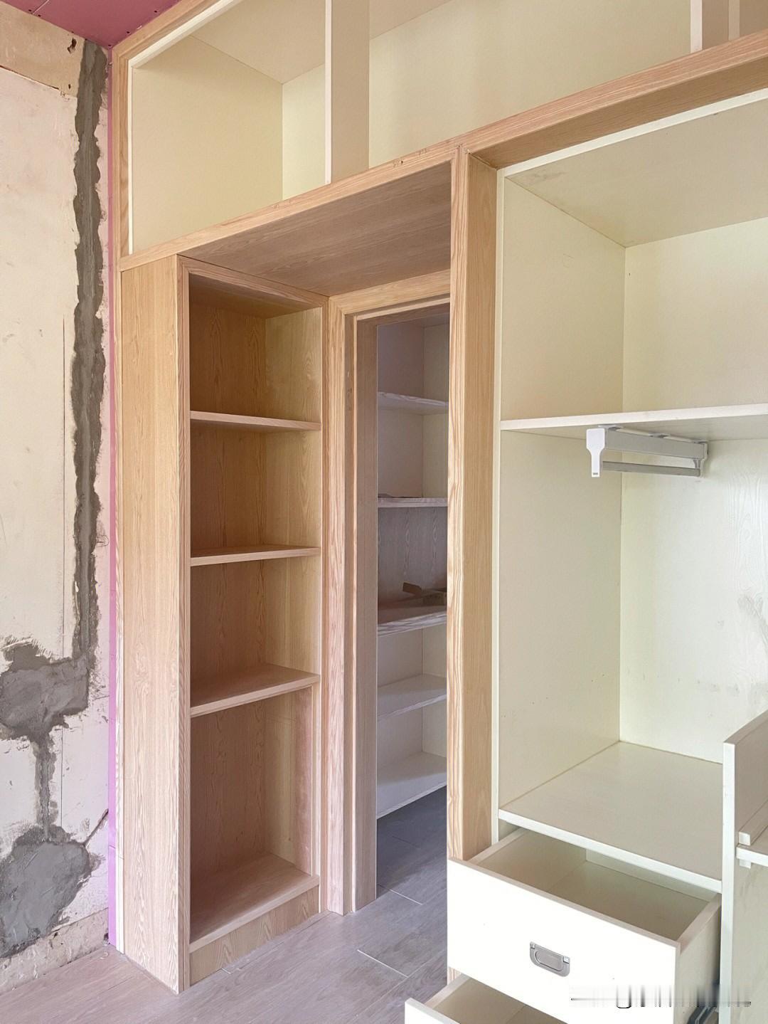 全屋定制已成市场趋势，为何还有人选择木工打柜子？来听听大实话
全屋定制火得一塌糊