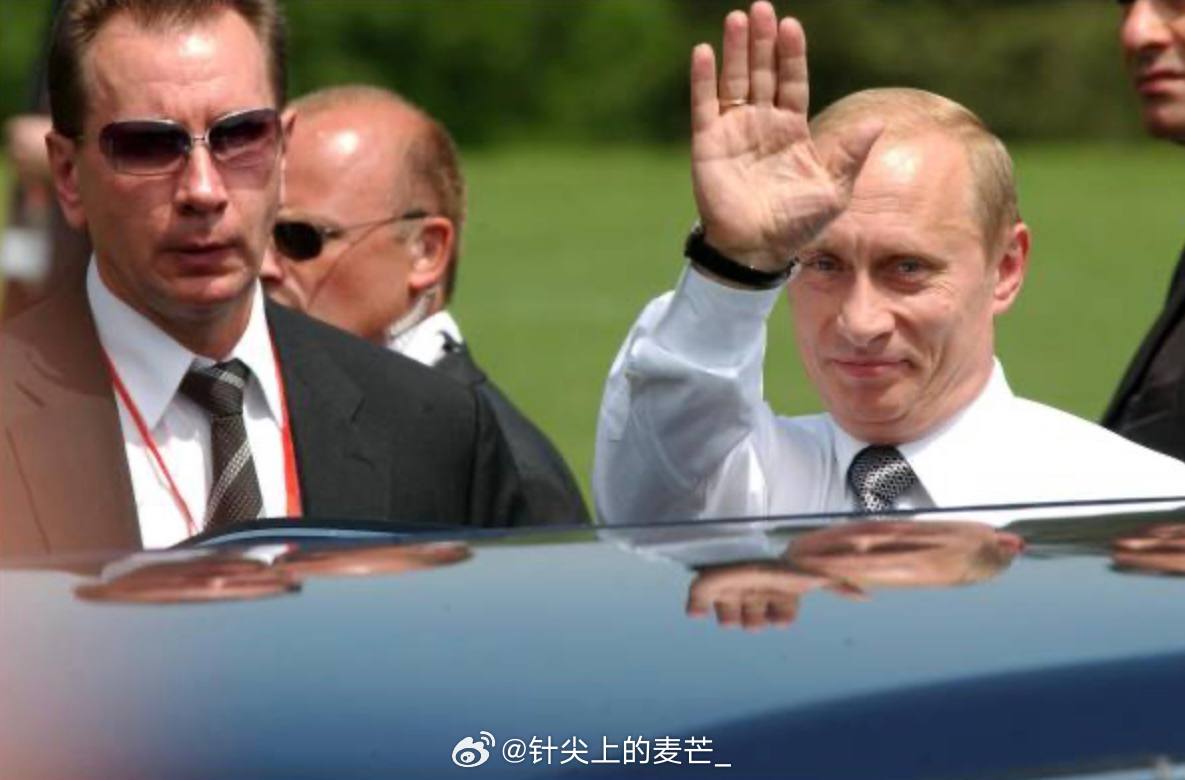 瓦洛佳小朋友  2003年6月——普京抵达埃维昂出席八国集团峰会今天，七国集团峰