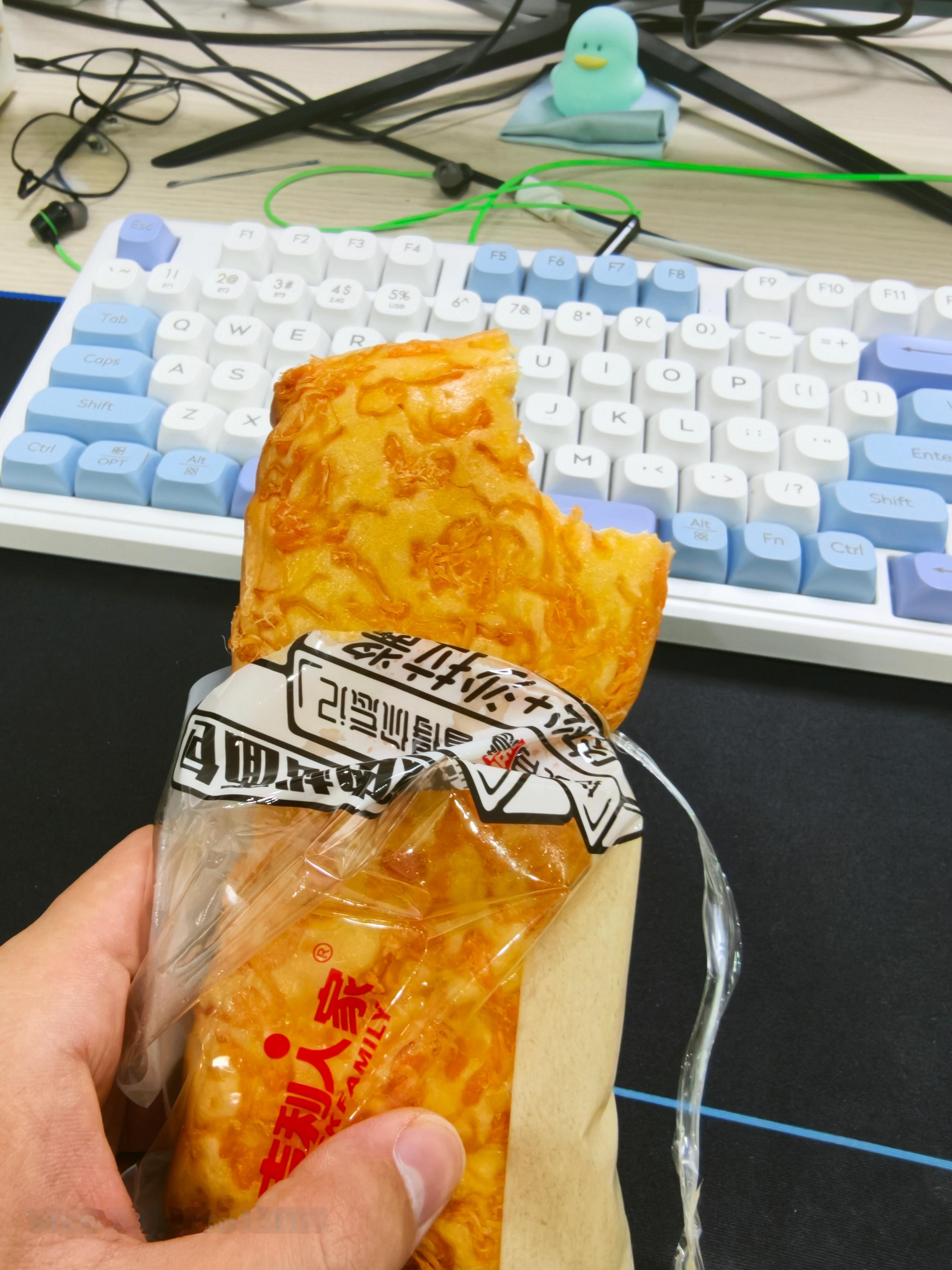 ！！！早安，早饭吃一个面包，肉松面包我最喜欢吃。我的日常plog鲨鱼的日常生活 