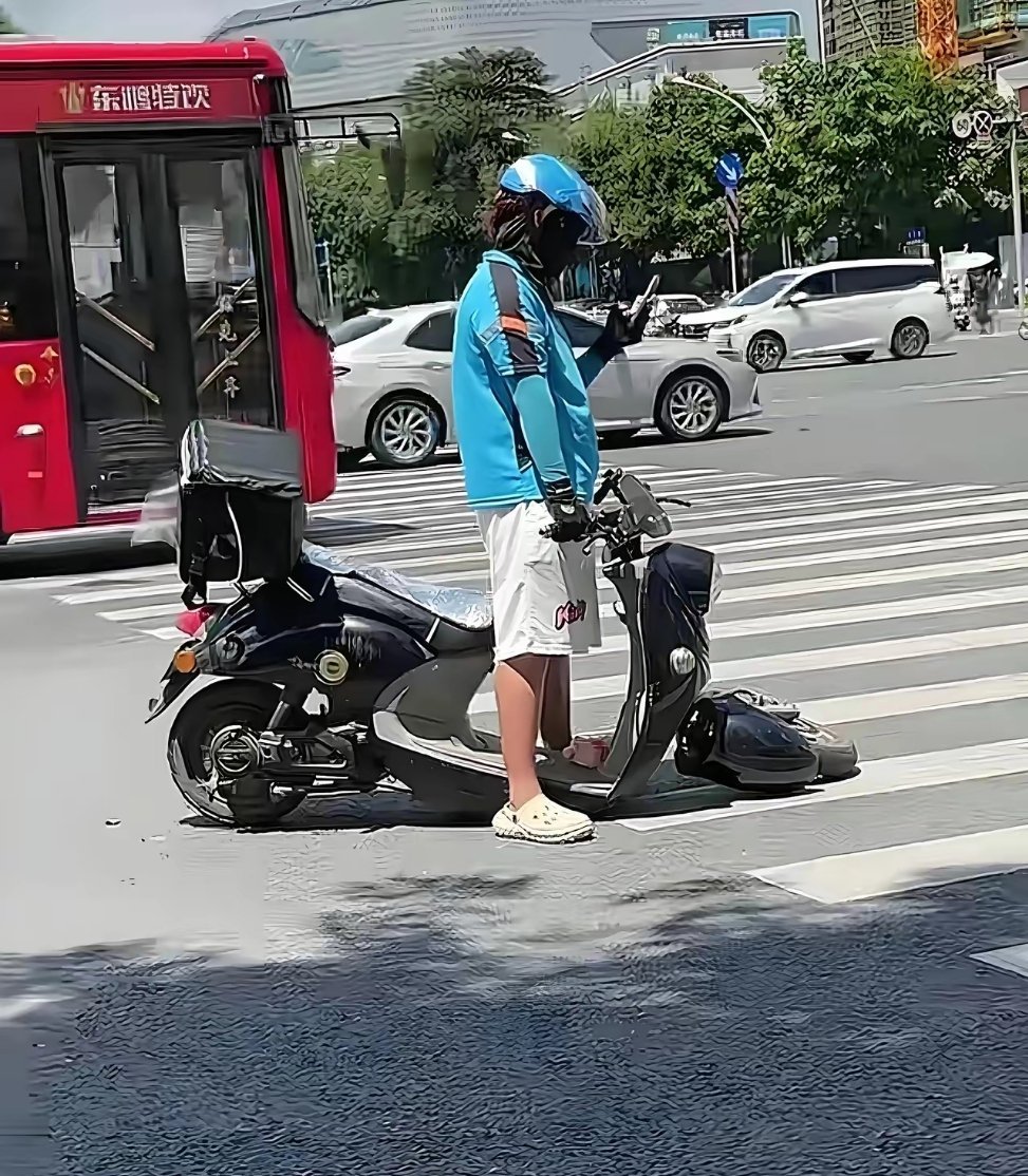 4月电动车集体涨价看了一眼原来是电瓶车，那没事了因为小时候骑电瓶车摔过一次，我对