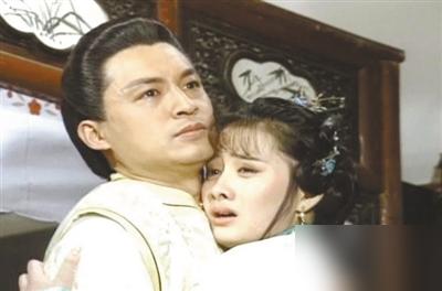 重看《梅花烙》，才惊觉里面最狠的人，是福晋倩柔。

当年这部剧，火遍大江南北。