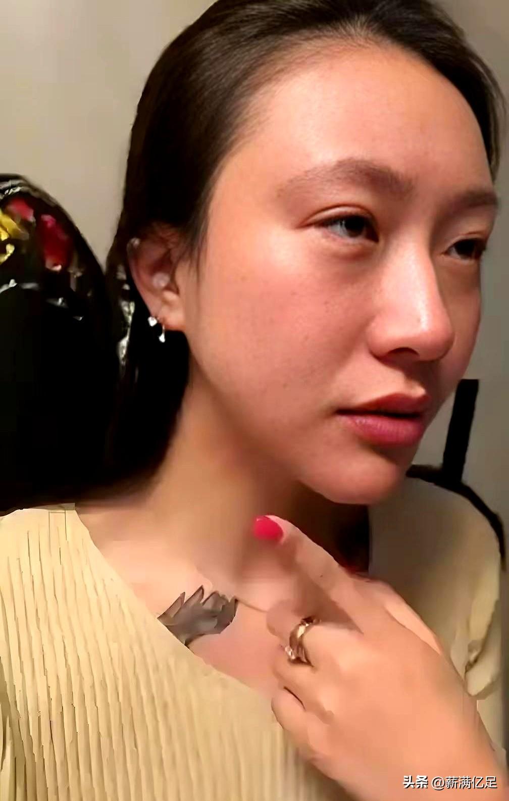 当她把和外籍丈夫的婚礼照晒上小红书时，评论区一片“甜”，等到不久后，她又在同一平