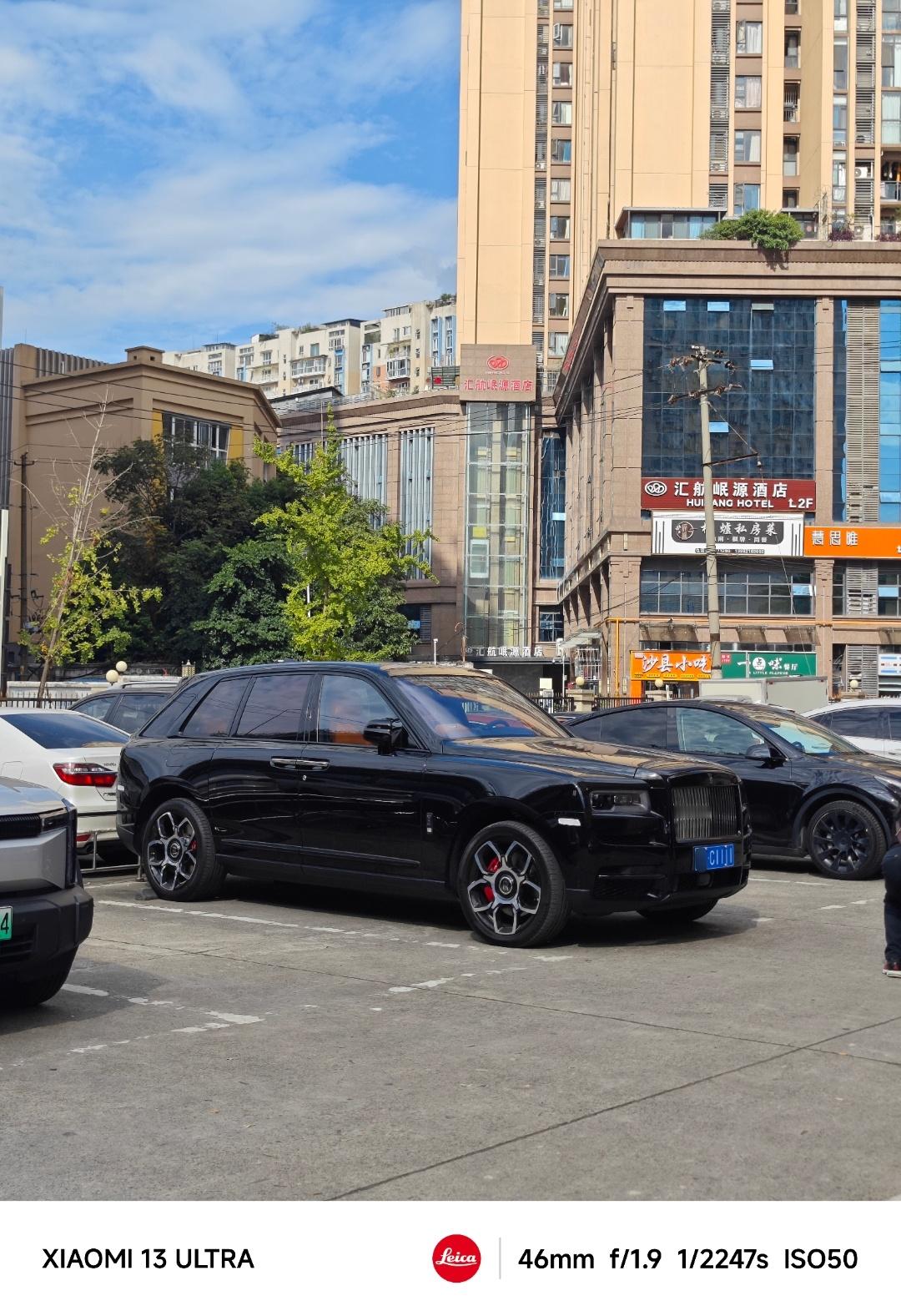 发现我家附近的路边一排传统品牌4S店，现在几乎都变成新能源了。以前都是现代啊本田