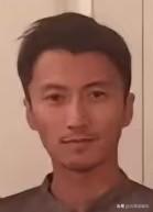 翻看镜头里的谢霆锋，眉宇间藏着掩饰不住的疲惫沧桑。外人眼里他手握红火事业，感情也
