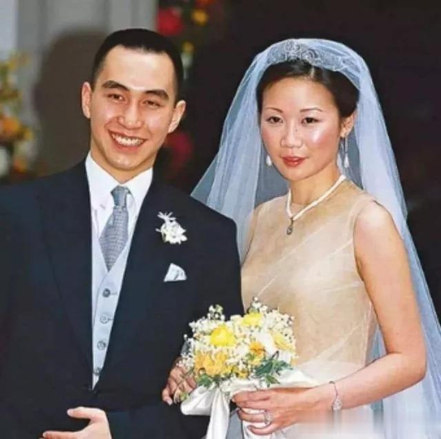 赌王家赌王最幸福儿媳还得是罗秀茵。

罗秀茵本身就是豪门大小姐，跟何猷龙是门当户