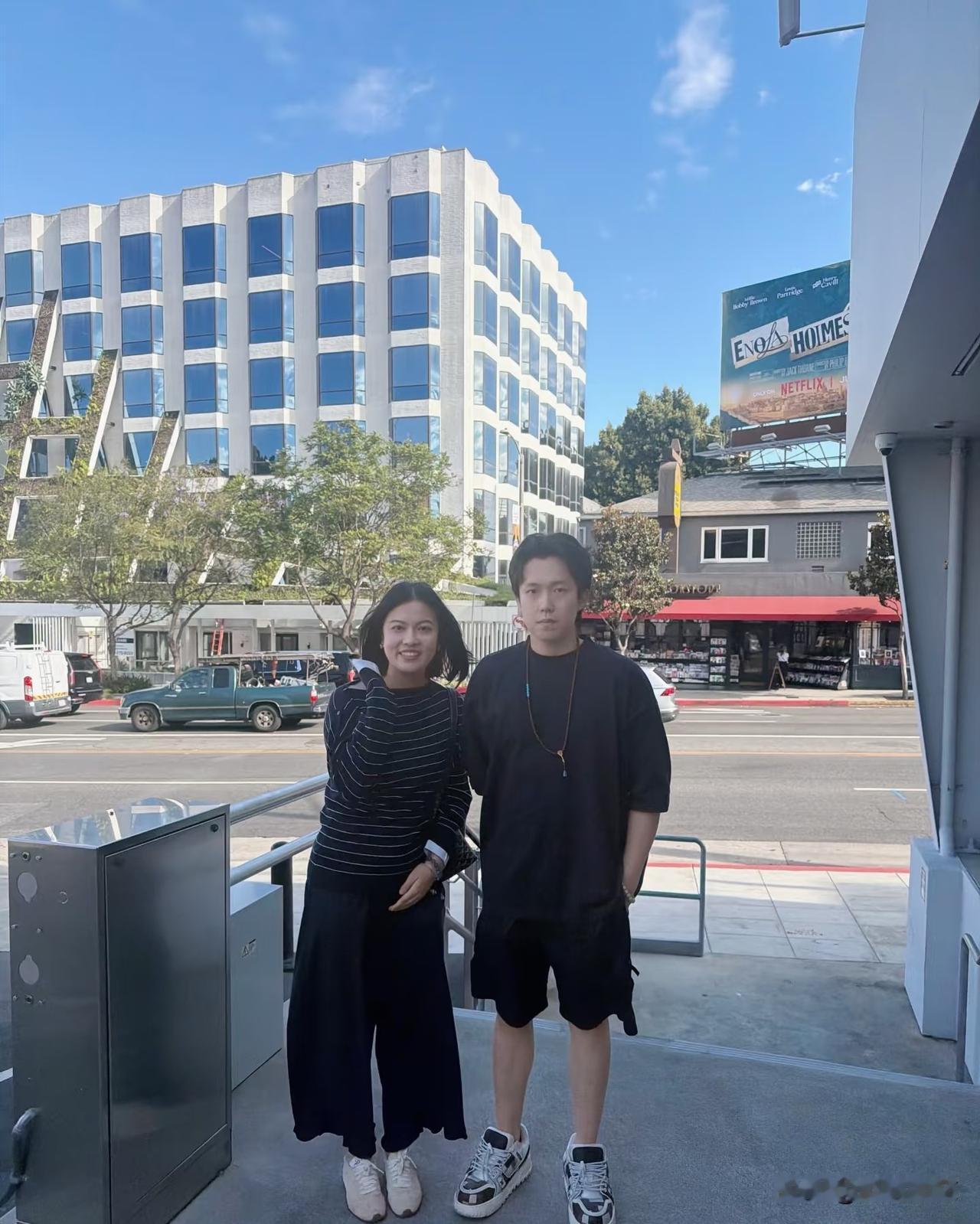 美女好自豪！
王楚欣竟然同意合照？
看王楚欣消失的右手，再看看王楚欣的表情好严谨