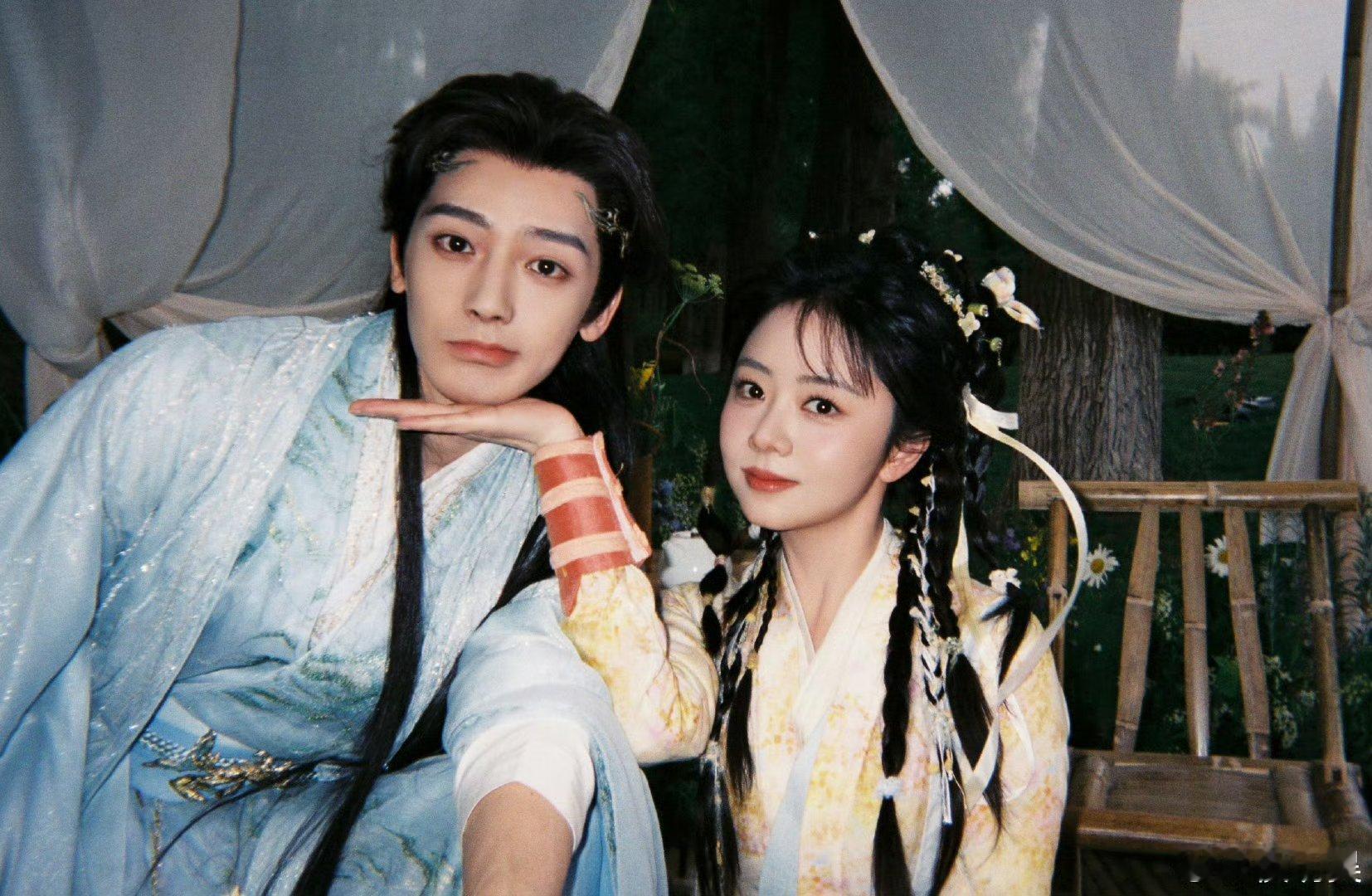 谭松韵回复侯明昊啊啊啊啊 同框真的好伟大呀，喜欢喜欢 