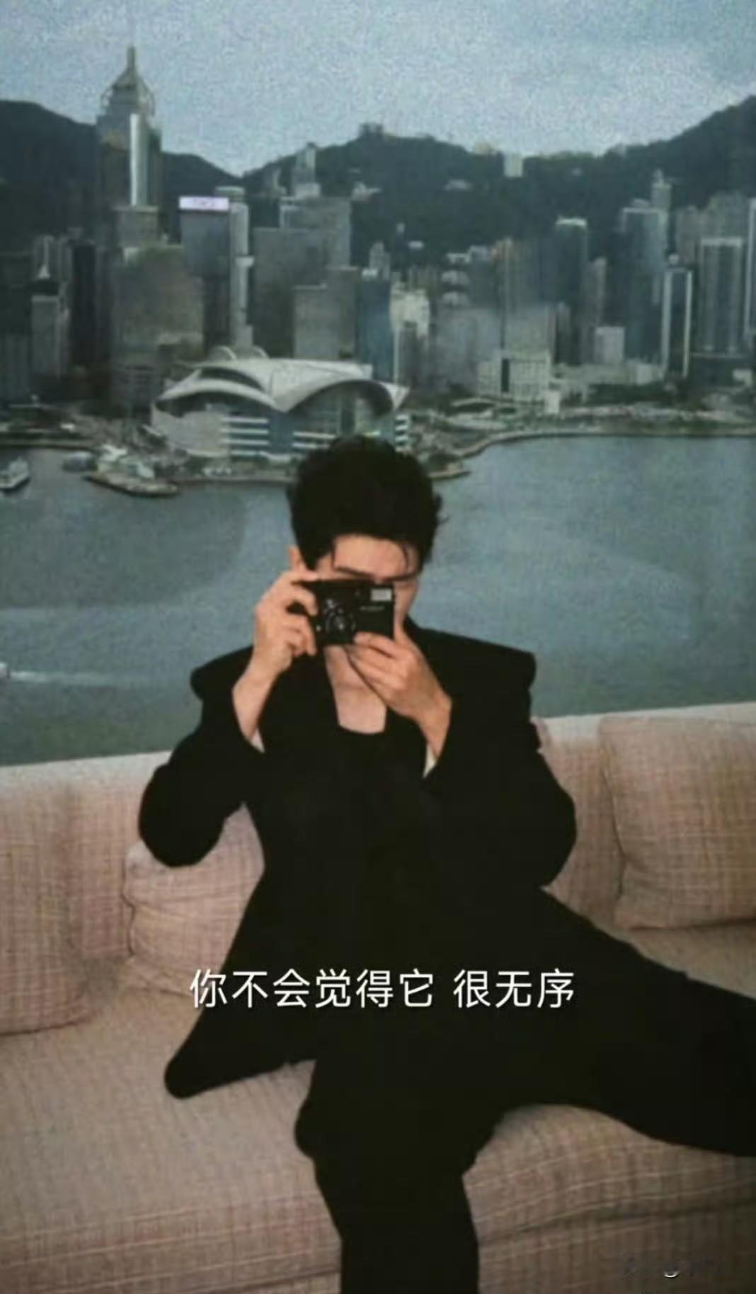 工作室分享肖战香港线下活动vlog，肖战好会说“偏心就是在这个流动的世界里，你知