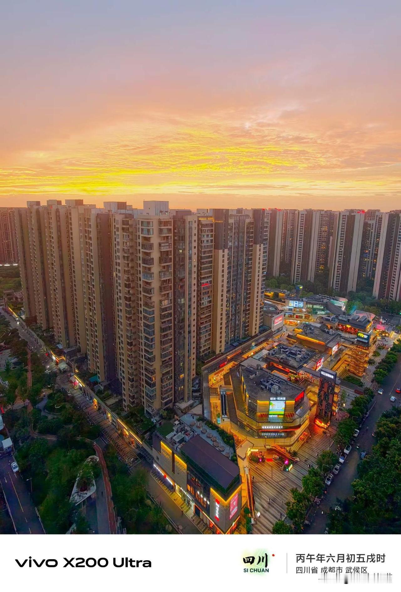 窗外，成都之夜晚。
图文原创：成都市摄影艺术家协会  曹铁
夏日生活打卡季