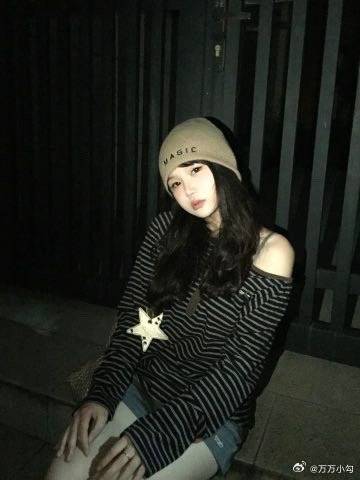 「韩系古早感OOTD✨ 休闲带点小随性的风格，露肩条纹衫➕配短裤，搭了...