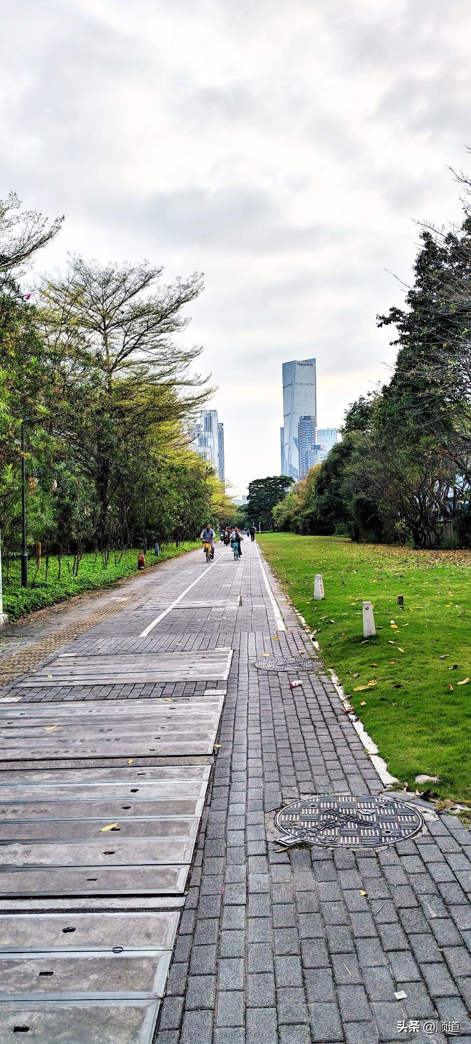 一个饭店老板娘讲述了她店里一位大姐的故事。
这个大姐来应聘时说，什么活儿我都能干