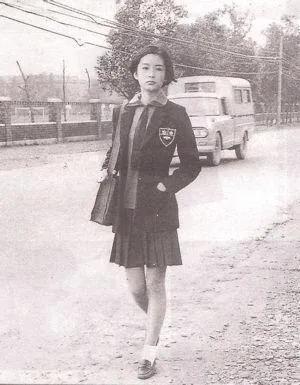 50年前，林青霞19岁
50年后，林青霞69岁
二分之一世纪过去，
岁月不败美人