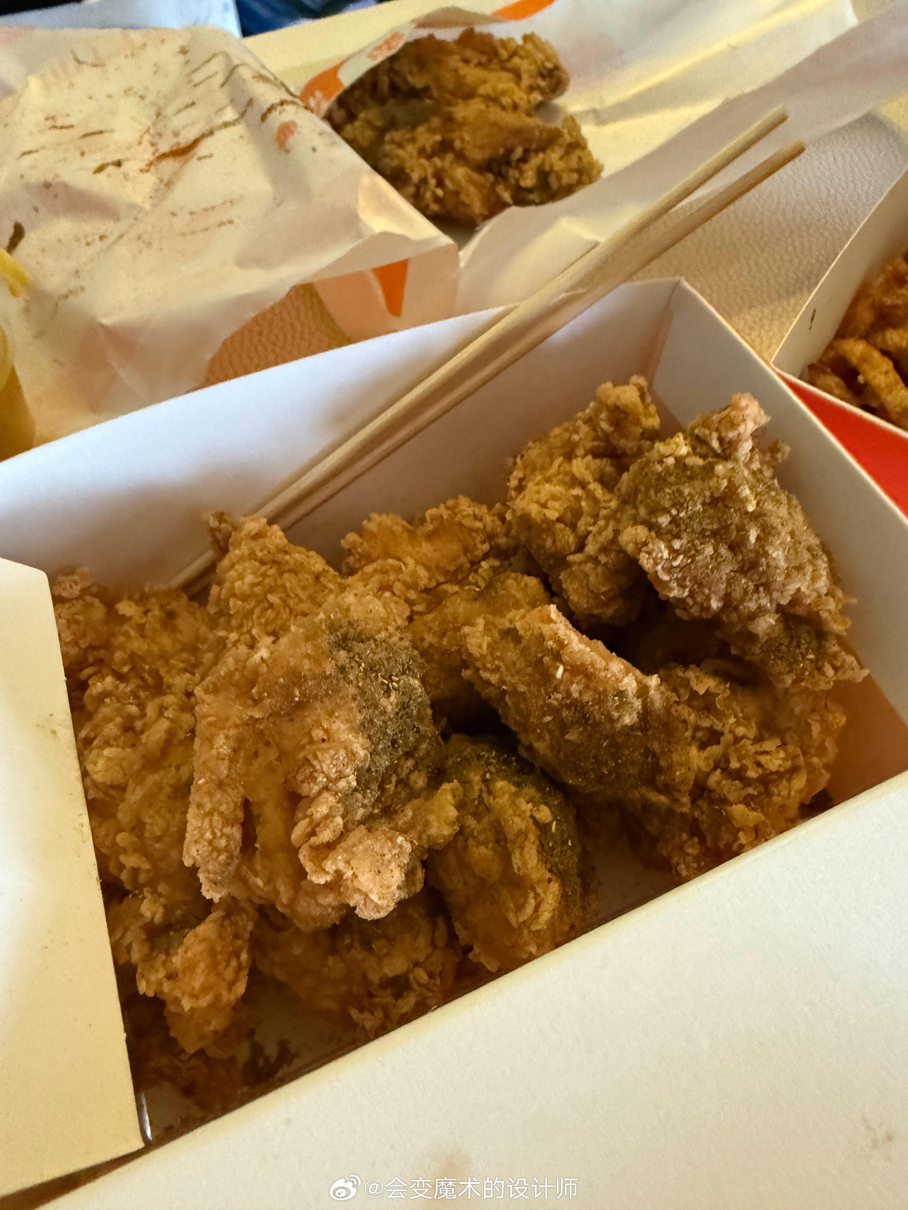 晚上加班我不准备吃饭了结果罗工点了小食我说你总吃些不健康的东西他说让我不要做个扫