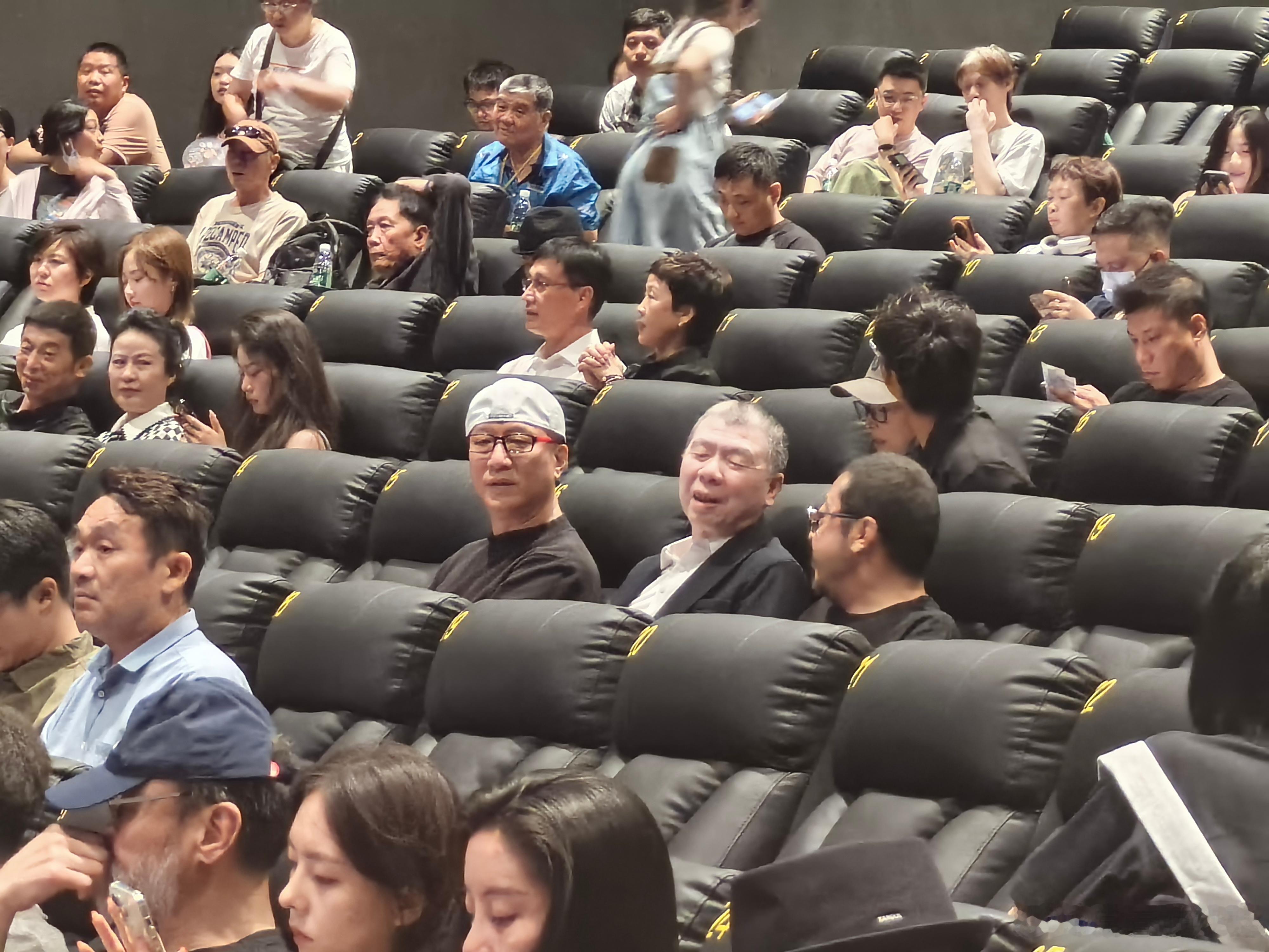 突然看到手机里这个照片，我拍的冯小刚是个真的老头了[揣手] ​​​