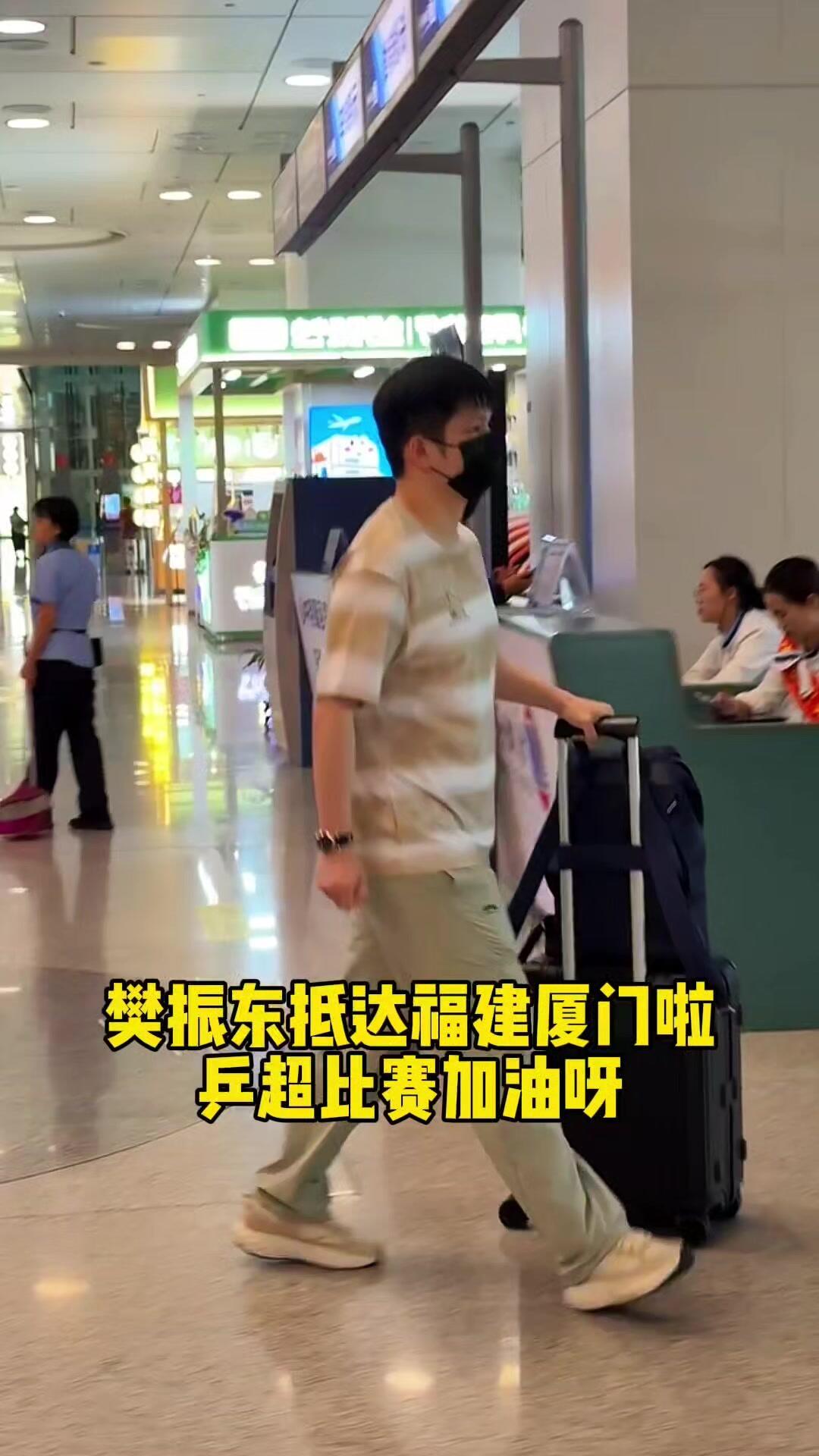 东哥回厦门，独身一人，气质不凡！
穿着朴素，简简单单，自己就是衣架子，帅！
来来