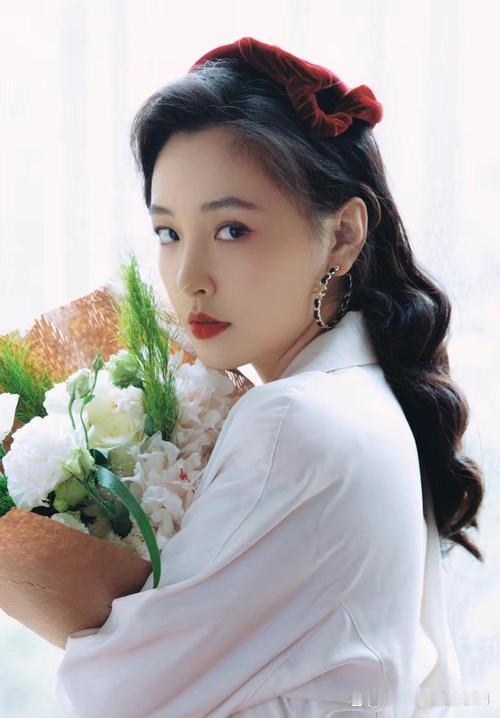 吴倩在访谈中自信直言，自己是全中国最会使用AI的女演员。如今她兼顾拍戏、带娃，还