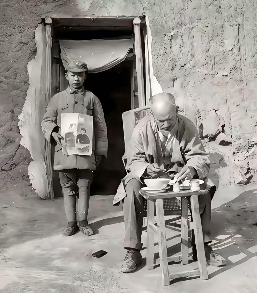 1939年10月涞源摩天岭战斗时，白求恩在前线小庙手术室前吃饭，食物就是几口小米