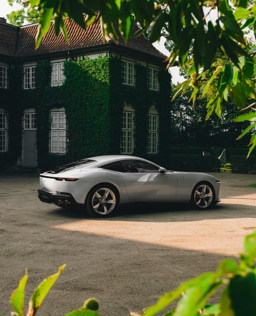 法拉利Amalfi看起来是罗马轿跑车的翻版，包括夸张的后臀、尖尖的鼻子和塑形的引