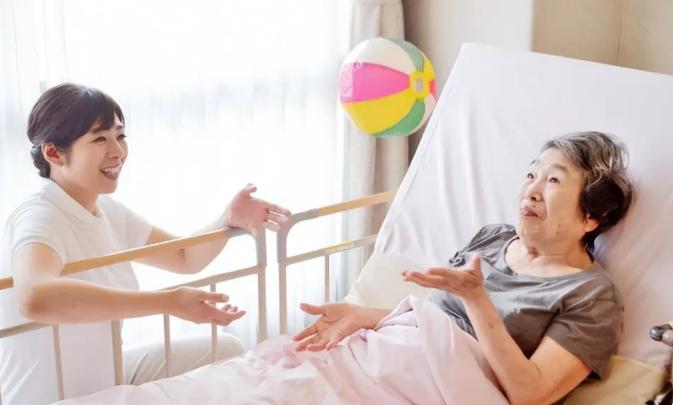 日本养老这口锅，最先砸晕的竟是中年人。45岁的山田拓也就是活生生的例子，月薪两万