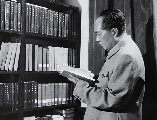 1958年，毛主席下令炮击金门，不小心炸死两个美国顾问，美国得知后率大军压境，指