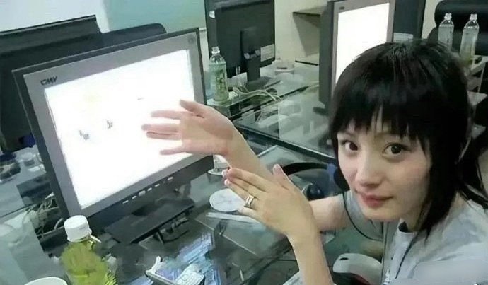 2007年在网吧上网的杨幂 ，怎么也想不到会有今天的辉煌成就吧 ​​​