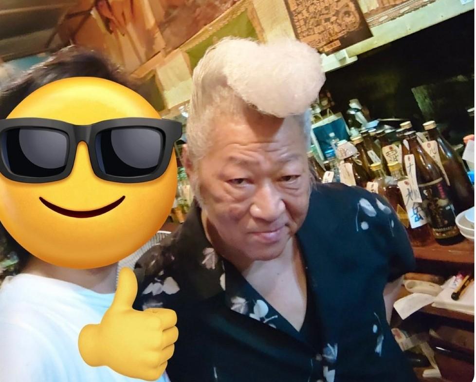 太贱了！媚外华人竟与挂歧视招牌的日本店主合影道歉，力挺老板干得漂亮。

这样一幕