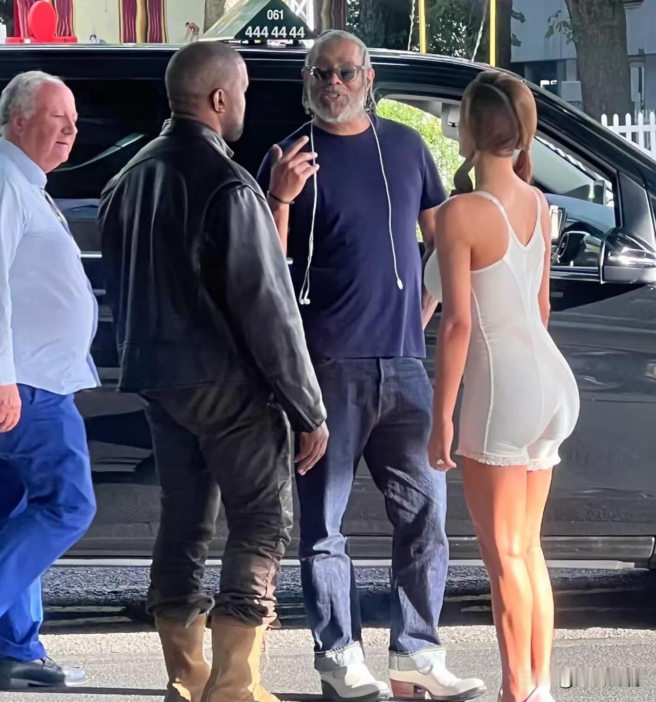 Kanye这一次还不错，起码让妻子穿了一件儿衣服，不是以前的布条和袜子。

现在