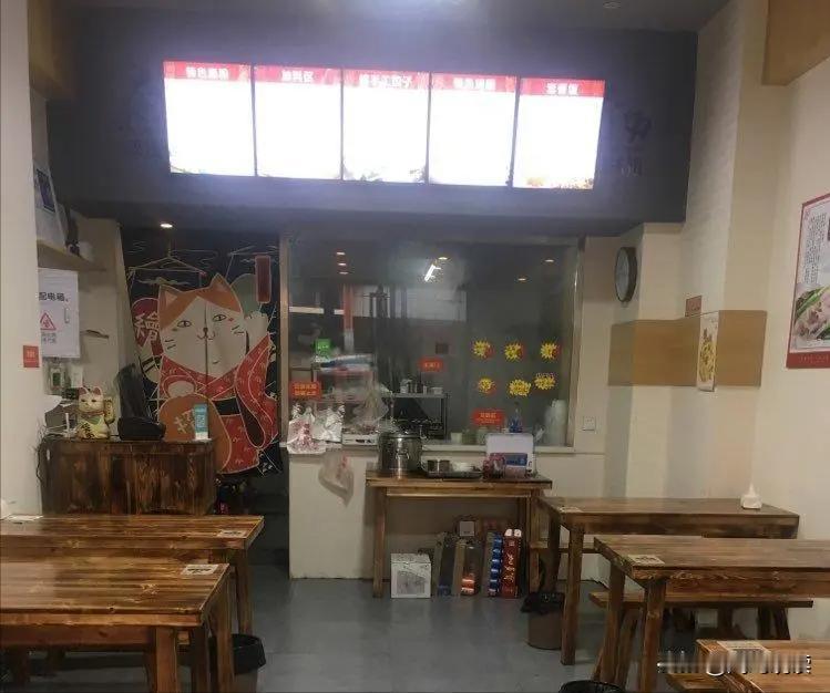 前两天“中秋”，我在我叔的饭店里帮忙，叔的饭店是个小地方，楼下大小六张桌子，楼上