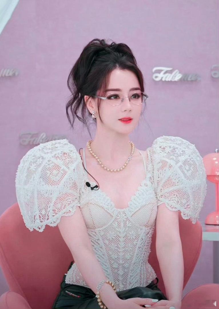 迪丽热巴工作室 审美 迪丽热巴今日活动造型怎么样～