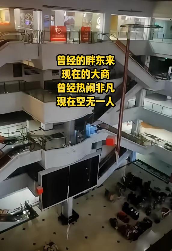 给胖东来涨房租的那位房东——准确说，是那几十户小业主里带头抬价的那位——这辈子做