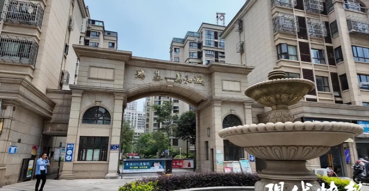 江苏一女子在2018年花100万买的房，7年没住，准备装修时，物业拖了5、6天才