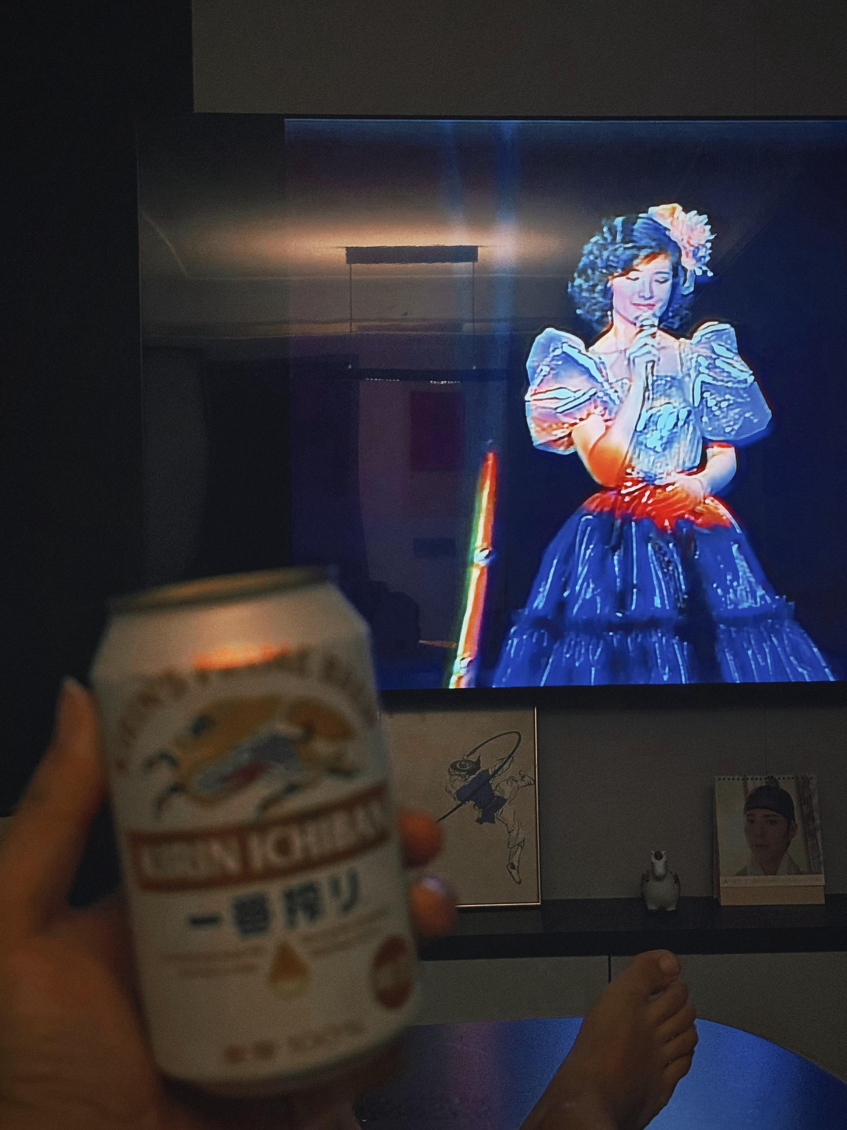 我的日常plog 山口百惠 深夜一个人在家喝一番榨，电视剧放着山口百惠的歌谣祭，