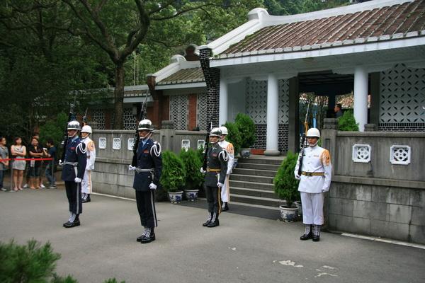 两蒋灵柩现状：台湾不想要，亲人懒得管，“台独”分子泼油漆泄愤。蒋介石当年带着儿子