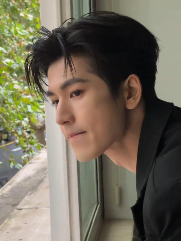 张凌赫 窗边的张凌赫侧颜优越，视线定格在窗外。清冷气息裹着冬日的静谧，这一刻的画