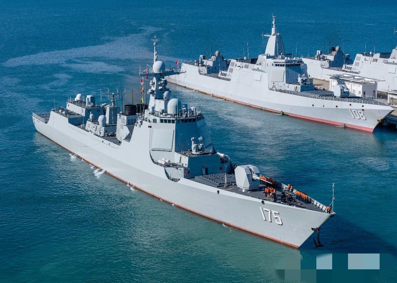 这取景，这角度，可以把055导弹驱逐舰拍成052D改进版[捂脸]