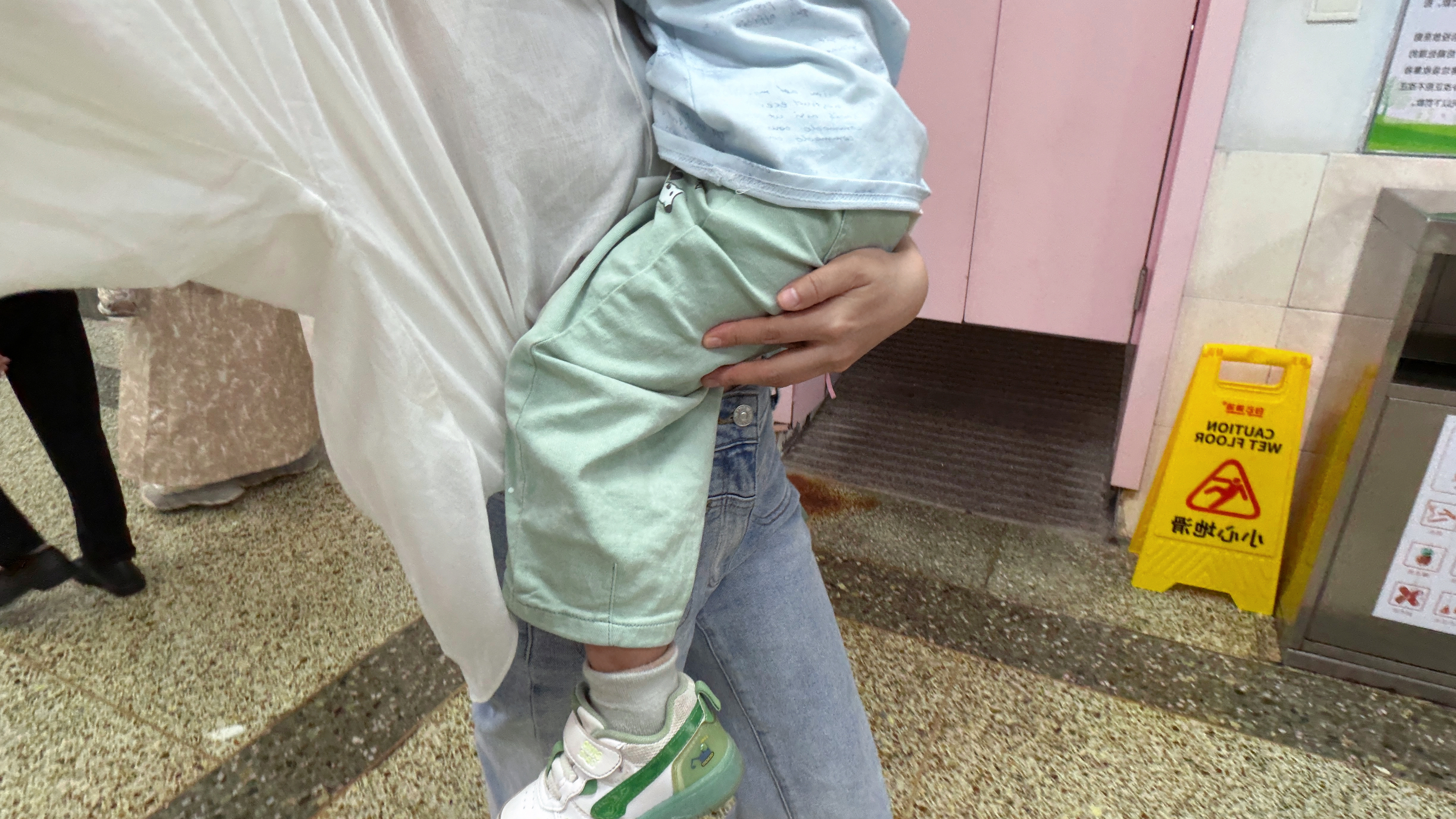 下午有个小考拉哭哭啼啼的，一直不愿意自己走，一定要挂在我身上。 