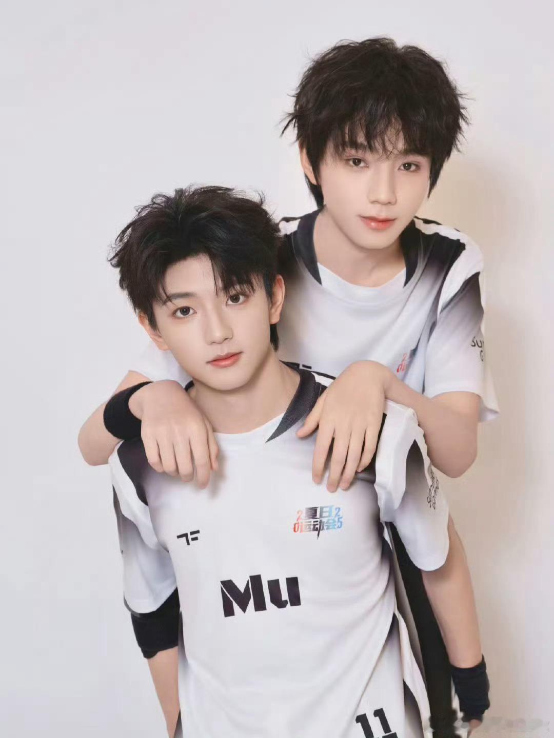 在楼内穆祉丞是大家的恩仔，在三代被哥哥们宠，在四代被弟弟们喜欢，穆祉丞就这样斩哥