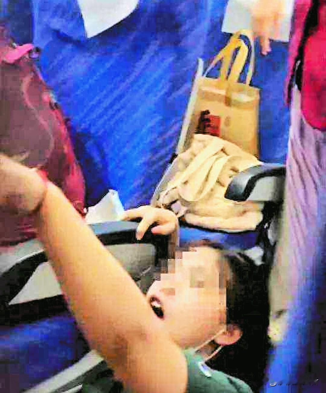 深圳飞往大连的航班上，一男孩持续用脚踢前排座椅，前排女子多次警告无果后骂了男孩，