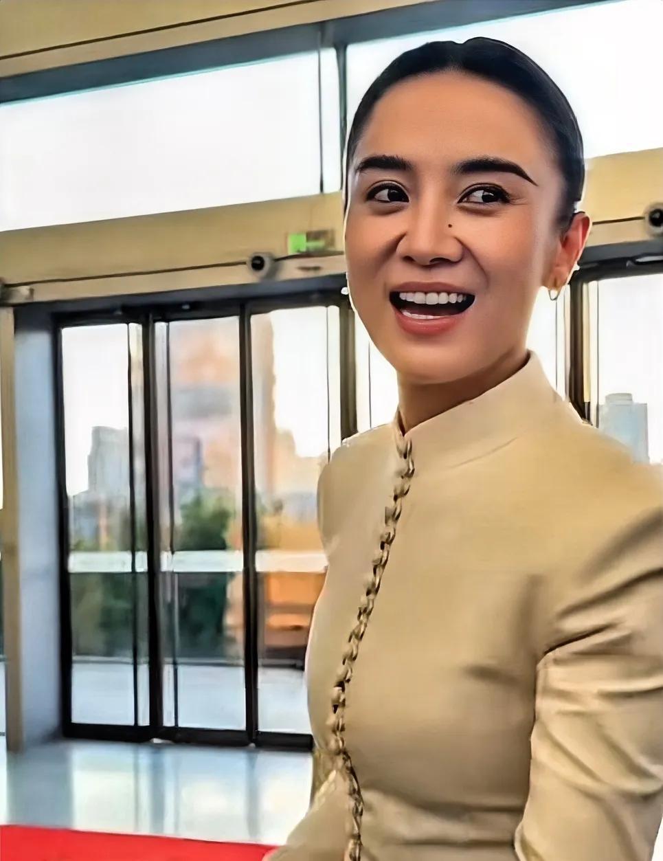 丈夫患病后远赴美国，靠美貌征服了四个男人，如今45岁的宋佳低调领证，与小七岁的导