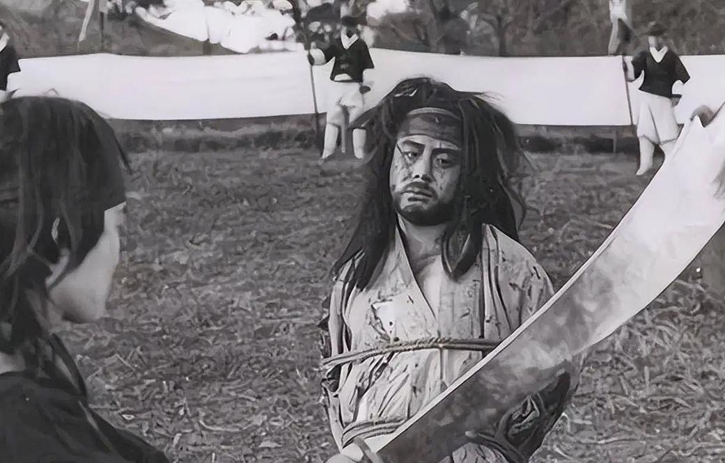 清朝最后一位刽子手邓海山，一生砍了300多个脑袋，晚年终遭报应。他曾经以冷酷无情